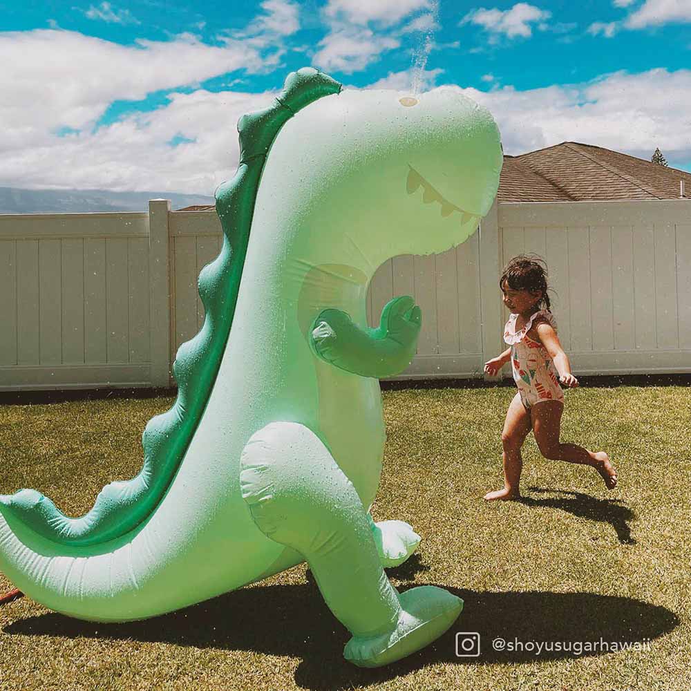 SUNNYLIFE Inflatable Giant Sprinkler Surfing Dino